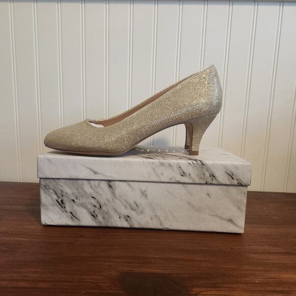 Svdsphde‎ Women's Size 9.5 Gold Glitter Wedding Day Kitten Heels NIB - Picture 2 of 8